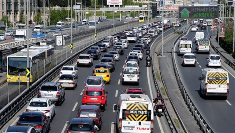 İstanbul Valiliğinden okul saatlerine yılbaşı düzenlemesi