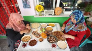 Aşure kazanları bolluk ve bereket için kaynıyor