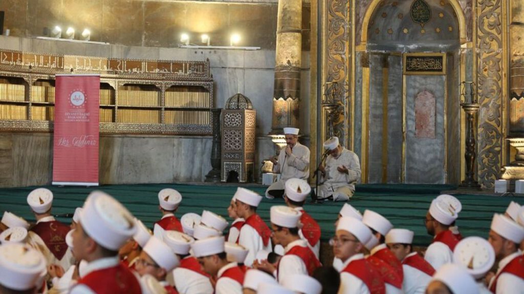 Ayasofya'da 15 Temmuz şehitleri için 253 hafızla hatim yapıldı